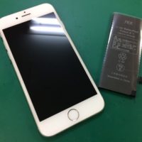 iPhoneとバッテリーの写真