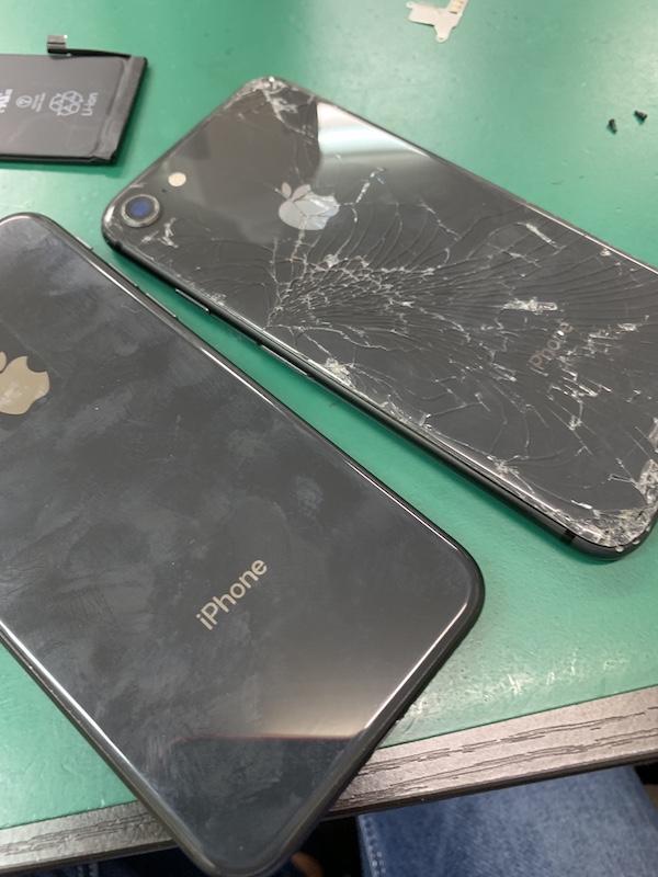 iPhone８背面割れ修理