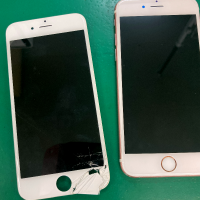 割れているパネル（左）と修理後のiPhone6s（右）